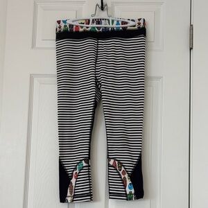 LULULEMON SeaWheeze Run : Inspire crop bugs & black white parallel stripes sz 8
